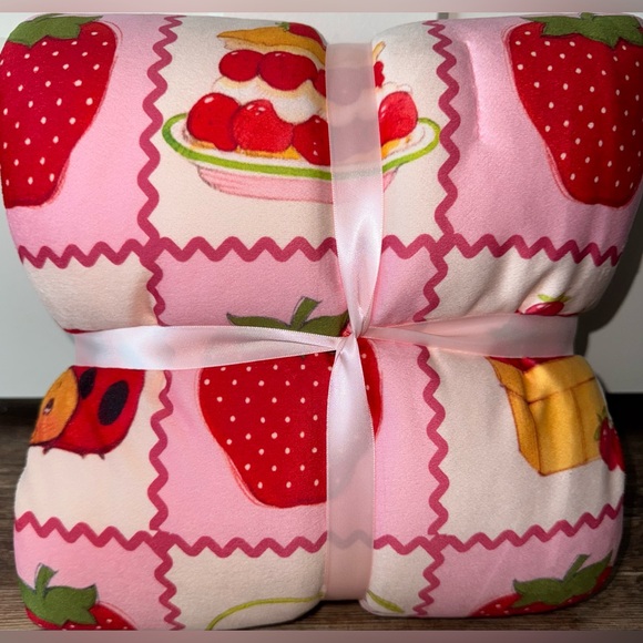 Strawberry Shortcake Blanket 🍓 - Picture 3 of 3